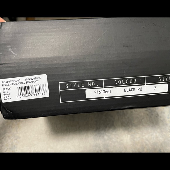 NIB Women’s Size 9 Cleated Sole Essential Chelsea Mid Ankle Boots Triple Black - Picture 6 of 14